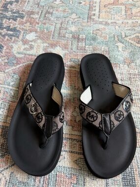 Michael Kors Gage Flip Flops Size 7